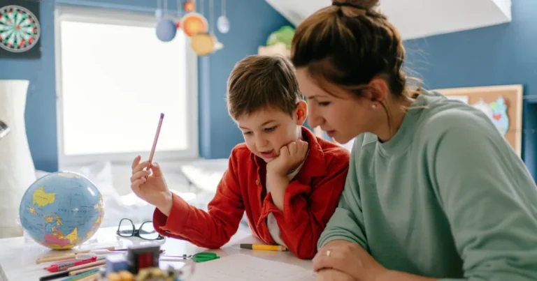 Homeschooling no Brasil: criança estudando em casa