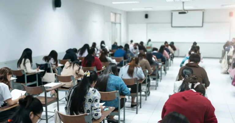 Estudantes adolescentes em sala de aula durante atividade escolar.