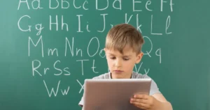 Ilustração representando a regulamentação do Conselho Nacional de Educação sobre o uso de inteligência artificial nas escolas brasileiras.