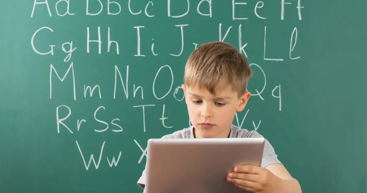 Ilustração representando a regulamentação do Conselho Nacional de Educação sobre o uso de inteligência artificial nas escolas brasileiras.